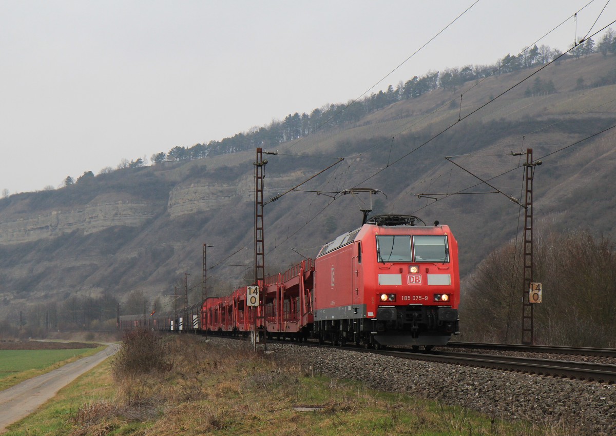 185 075-9 war am 20. Februar 2014 mit einem gemischten Gterzug im Maintal unterwegs.