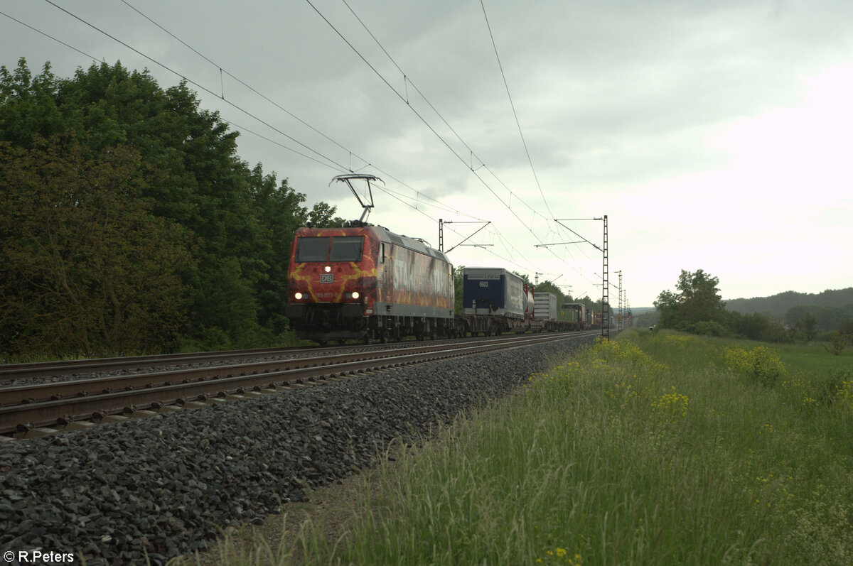 185 077-5  Stahl auf Stahl  zieht mit einem gemischten Güterzug durchs Maintal bei Thüngersheim. 18.05.24