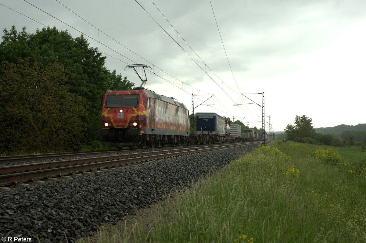 185 077-5  Stahl auf Stahl  zieht mit einem gemischten Güterzug durchs Maintal bei Thüngersheim. 18.05.24