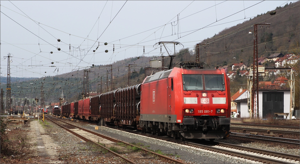 185 081 am 02.04.16 mit sdwrts fahrendem Gterzug in Gemnden (Main)