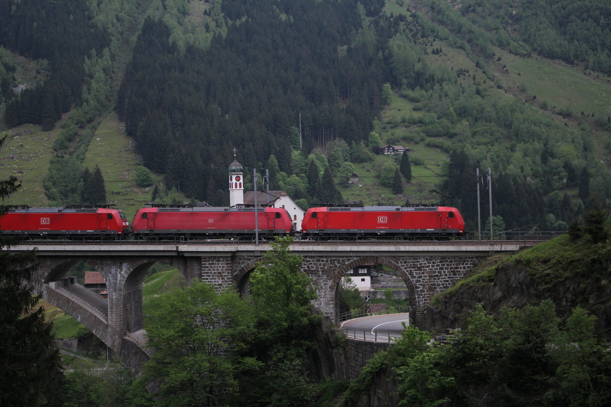 185 087-4, 185 112-0 und 185 090-8 am spten Nachmittag des 25. Mai 2016 auf der  Mittleren Meienreussbrcke  bei Wassen.