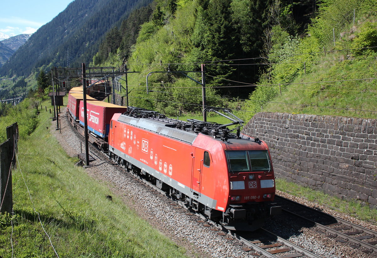 185 090 war am 25. Mai 2016 oberhalb von Wassen als Schublok im Einsatz.