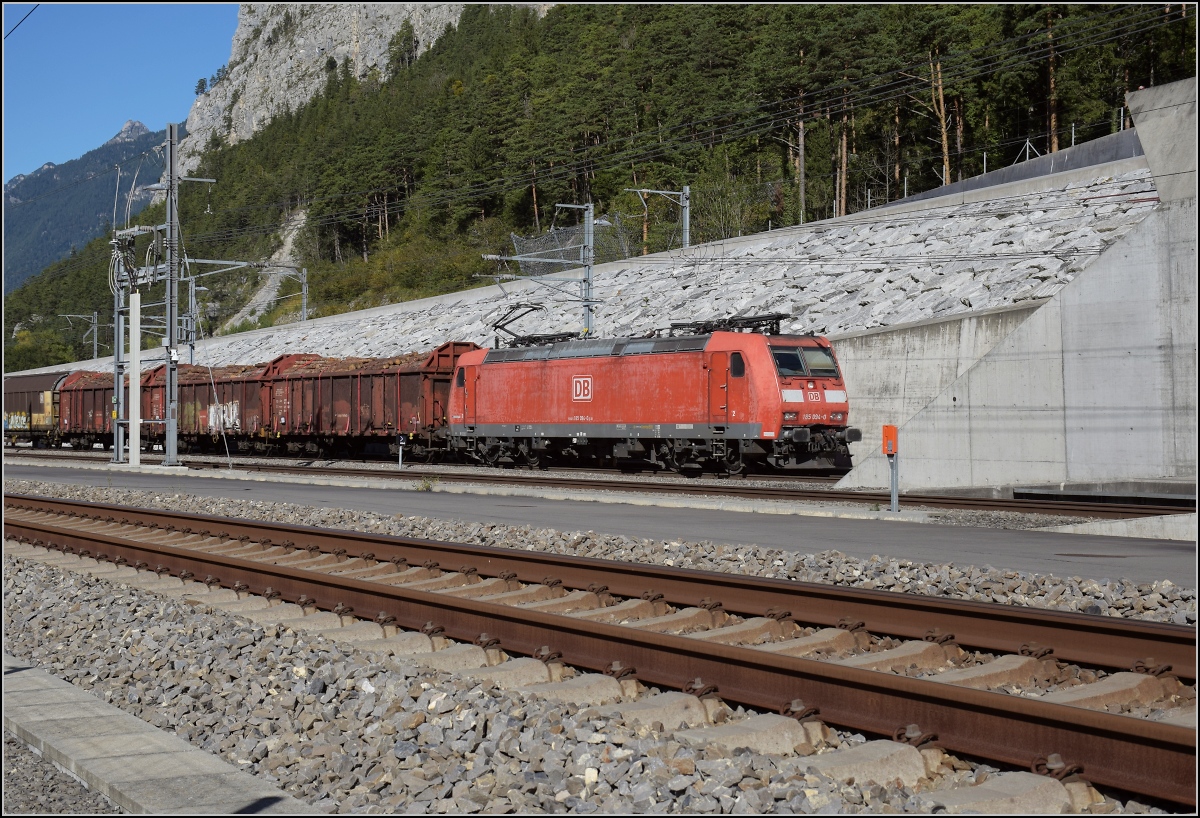 185 094 fährt gerade in am Nordportal in den Gotthardbasistunnel ein. Erstfeld, Oktober 2019. 