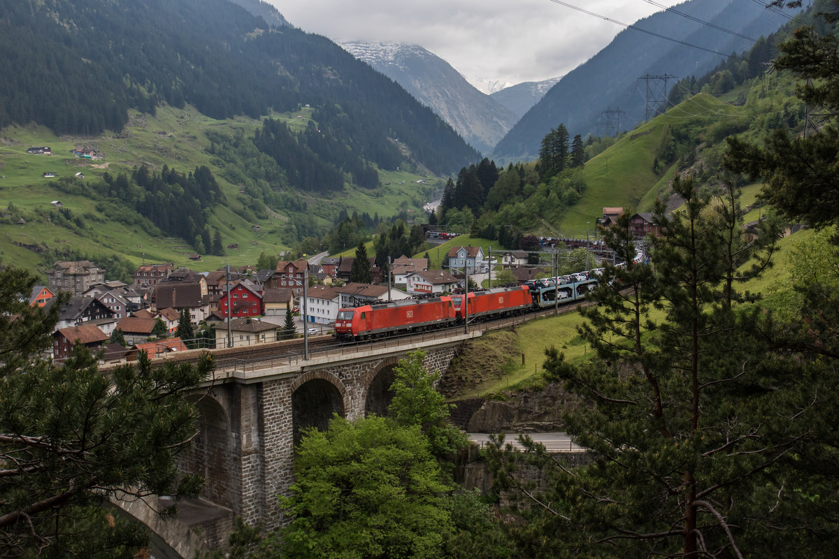 185 104 und 185 127 auf der  Mittleren Meienreusbrcke  oberhalb von Wassen am 25. Mai 2016.