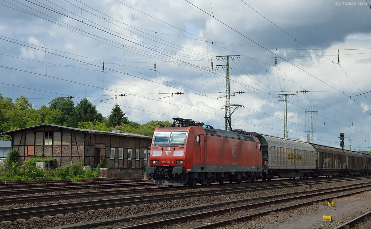 185 106 bei der Durchfahrt durch Koblenz-Lützel am 18.06.2016. Ich gehörte zur Lokbesatzung der 141 228 beim Sommerfest, daher konnte ich mit Warnweste dort fotografieren.