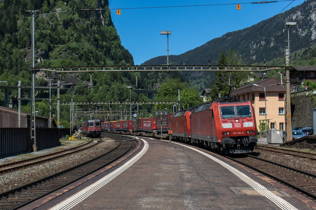 185 109 und 185 127 rollen am 24. Mai 2016 in sdlicher Richtung durch den Bahnhof Faido.