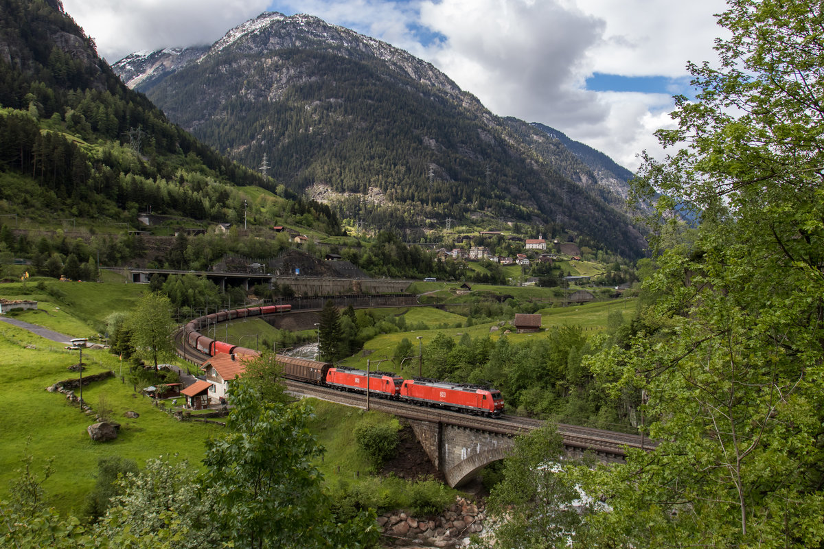 185 110 und 185 107 am 24. Mai 2016 in der Wattinger Kurve.