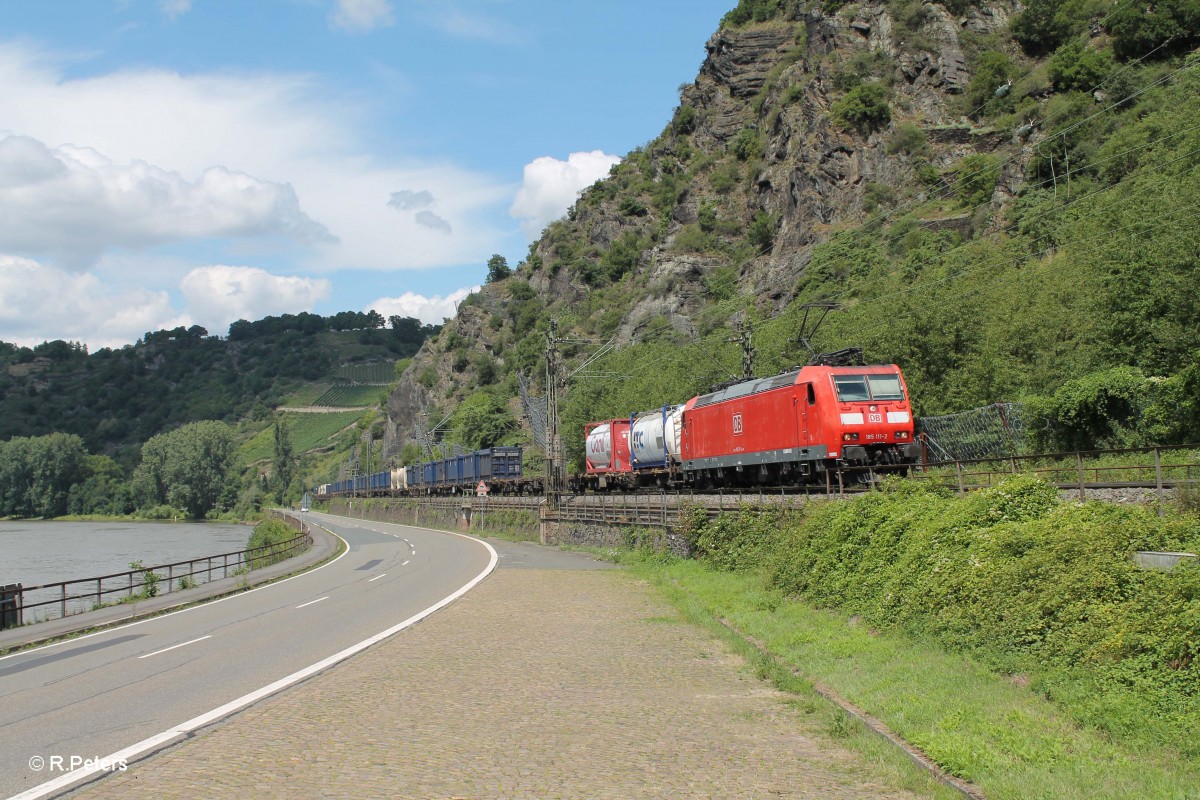 185 111-2 mit einem Wechselpritschen/Containerzug kurz hinter der Loreley. 15.07.14