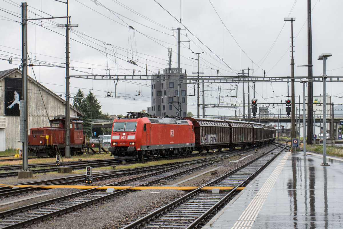 185 116-1 mit einem Ganzzug am 23. Mai 2016 bei der Einfahrt in den Bahnhof von Buchs.