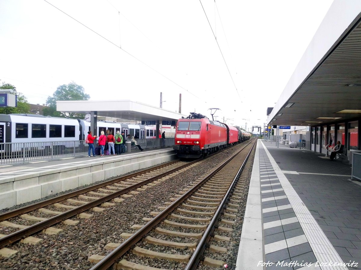 185 128 mit einen Gterzug bei der durchfahrt in Frankenthal am 2.6.16