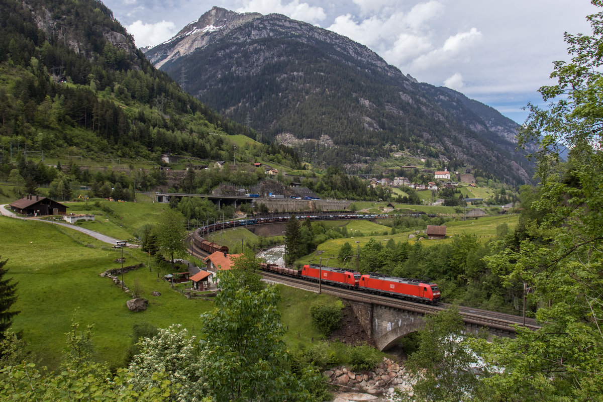 185 133 und 183 130 mit einem gemischten Gterzug am 26. Mai 2016 in der  Wattinger Kurve  bei Wassen.