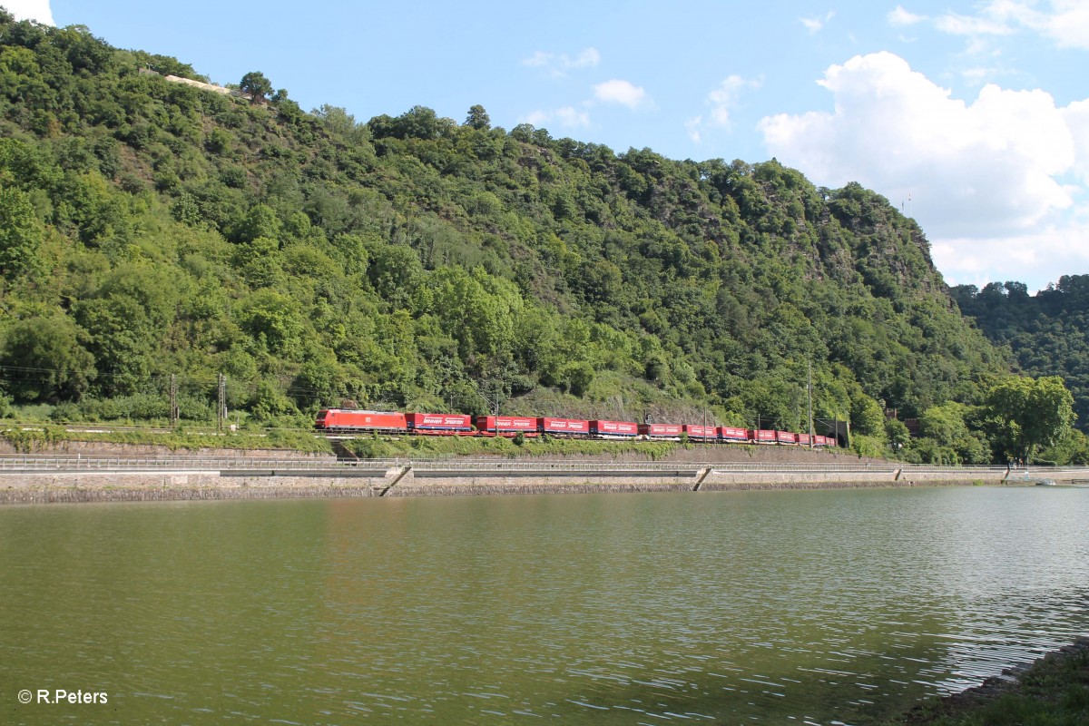 185 138-6 verlässt den Loreley Tunnel mit einem Winner Spedition Wechselpritschenzug und erreicht gleich St. Goarshausen. 16.07.14