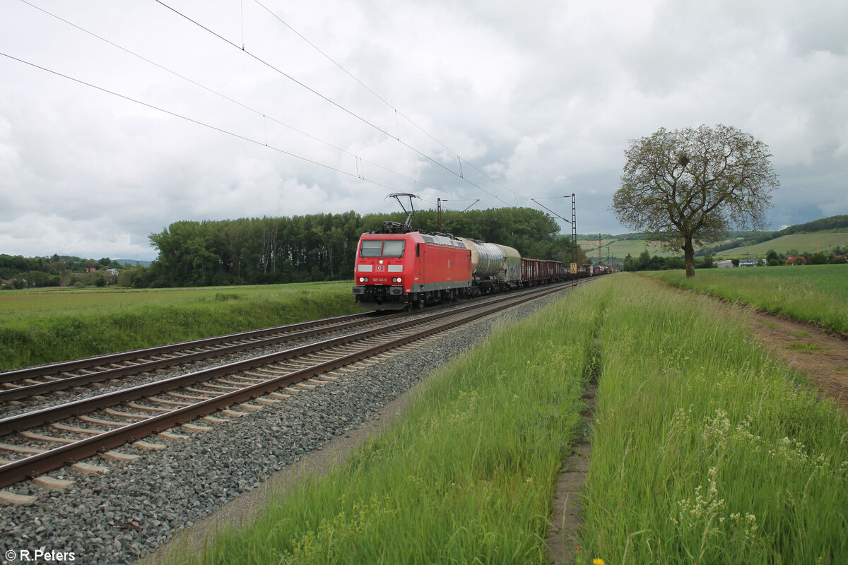 185 141-9 zieht mit einem gemischten Güterzug bei Retzbach-Zellingen gen Süden. 18.05.24