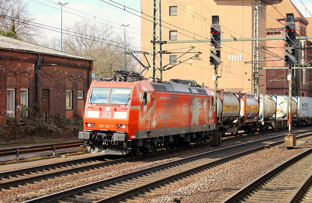 185 142-7  Schweiz  zog am 03.04.2013 passender Weise einen  Bertschi  Zug durch Hamburg-Harburg.