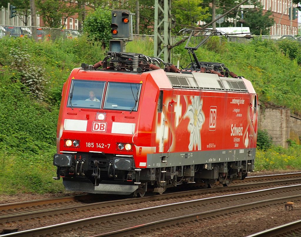 185 142  Edelweiss  rollt hier in Fotografenfreundlichem Tempo durch HH-Harburg. 01.07.2011