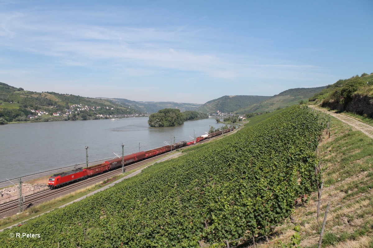 185 143 mit einem gemischten Güterzug bei Lorch am Rhein. 18.07.14