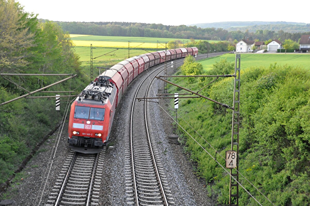 185 149-2  mit Kalk Schüttgutwagen Ganzzug Tals 967 mit verschlossenem Dach Selbstentladewagen mit schlagartiger Schwerkraftentladung bei Vorderdenkental am 06.05.2021.