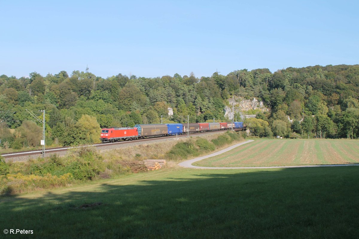 185 151 zieht den GA52826 aus München und hat gerade den Esslinger Tunnel verlassen. 24.09.16