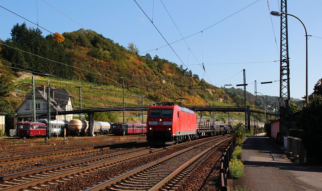 185 158-3 mit Stahltransport durchfährt hier Bhf Linz/Rhein. 30.09.12