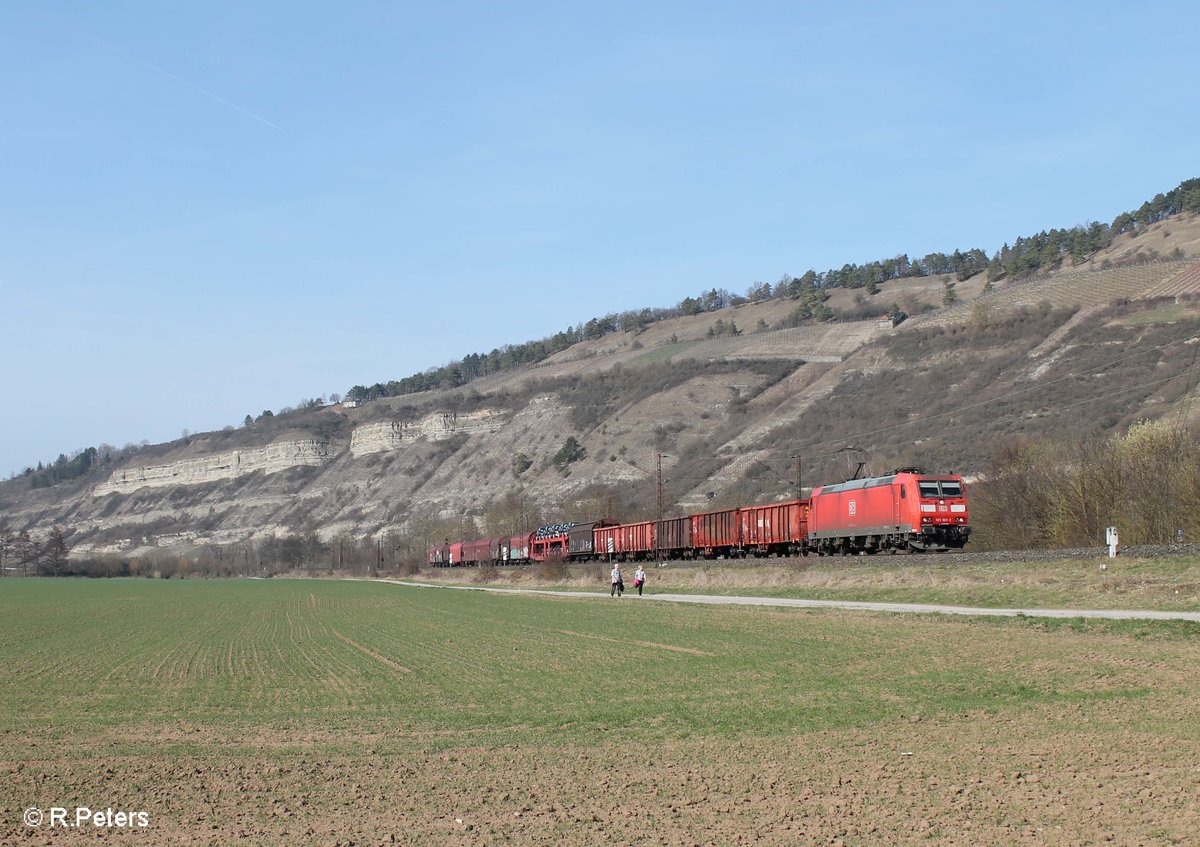 185 163-3 zieht ein gemischten Güterzug bei Thüngersheim. 16.03.17