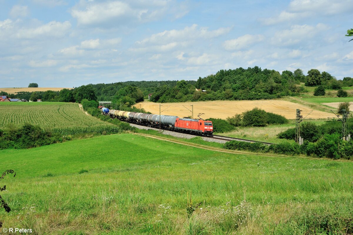 185 163-3 zieht mit einem gemischten Güterzug bei Edlhausen Richtung Regensburg. 21.08.21