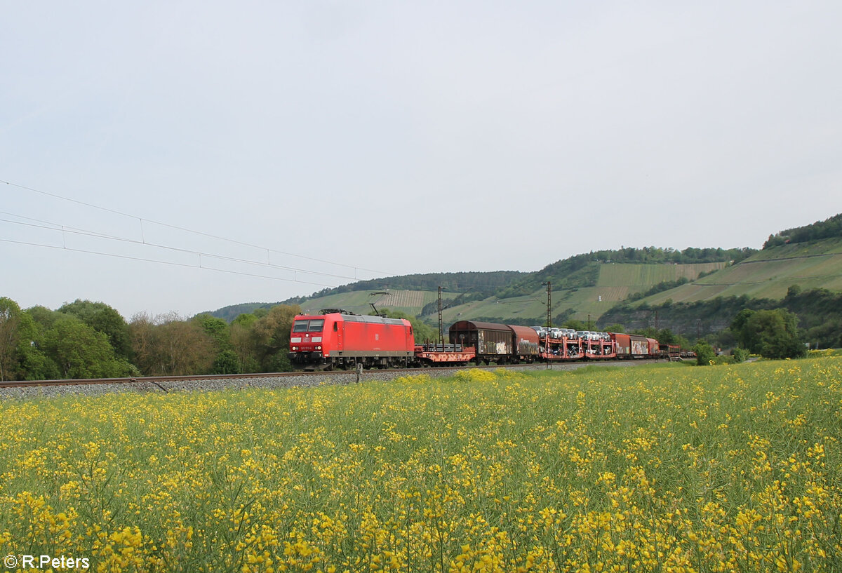 185 170-8 mit einem gemischten Güterzug bei Himmelstadt gen Süden.11.05.24