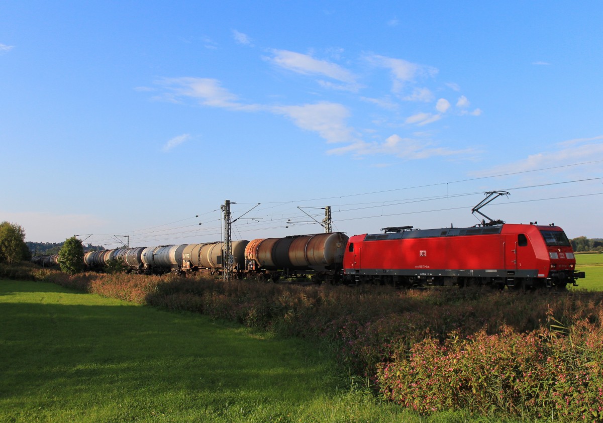 185 171-6 ist am 10. September 2012 mit einem Kesselzug bei Weisham in Richtung Salzburg unterwegs.