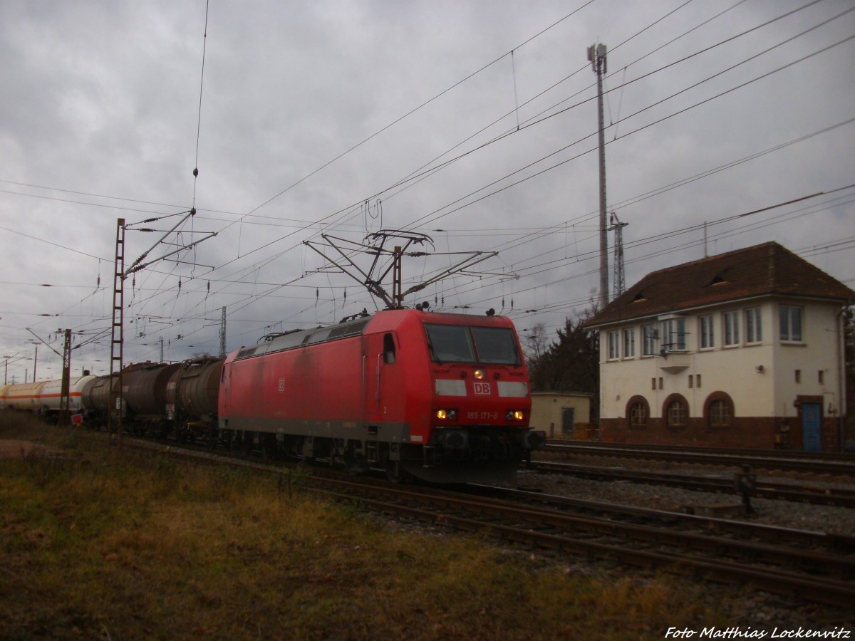 185 171-6 mit einem Kesselzug beim Durchfahren des Bahnhofs Angersdorf am 11.12.14