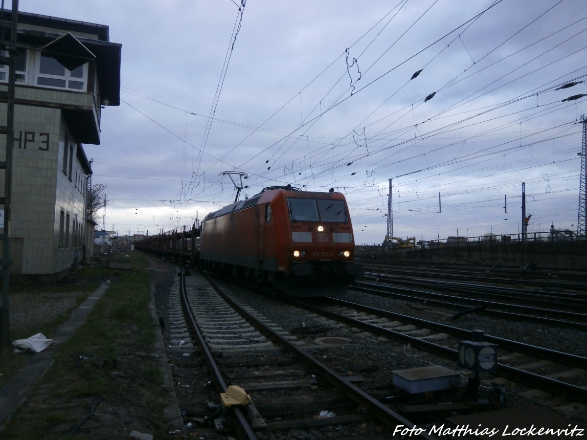 185 172-4 mit einem Gterzug kurz vor dem Bahnhof Halle (Saale) Hbf am 23.12.14