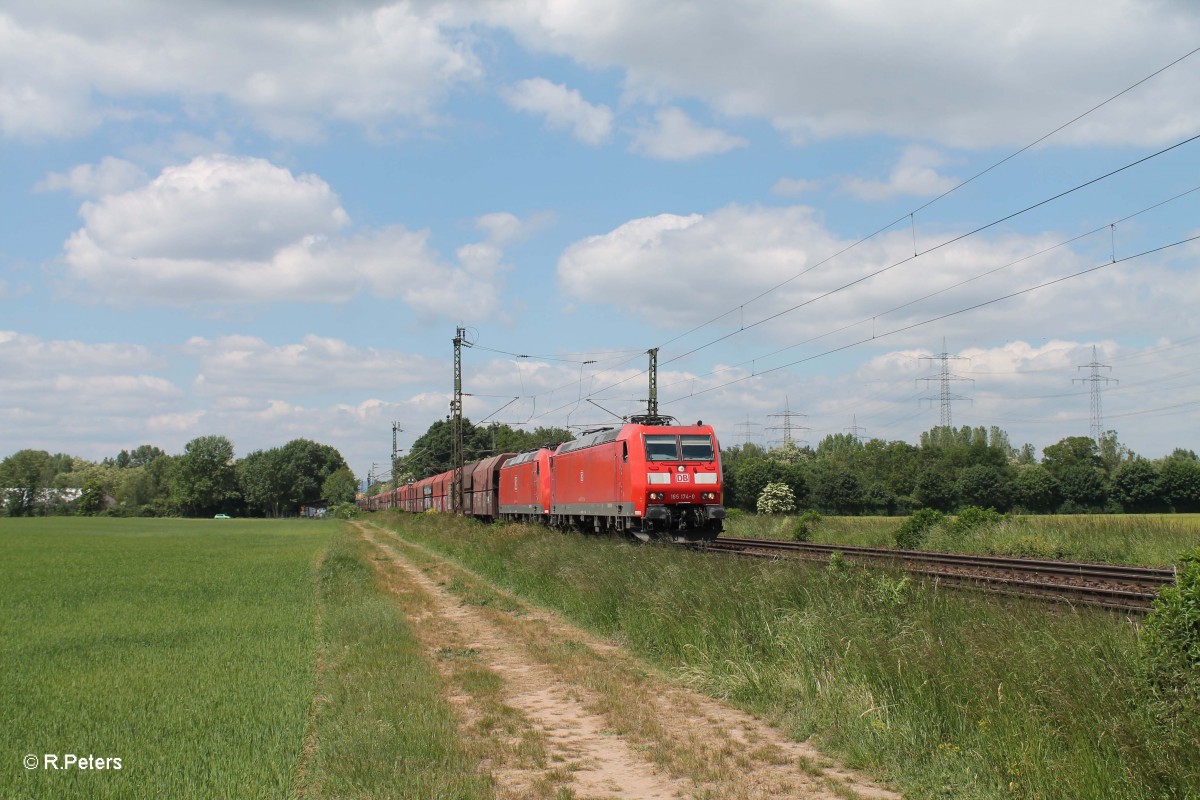 185 174-0 und 185 070-0 mit einem Kohlezug bei der Stromkreistrennstelle Bischofsheim. 20.05.15