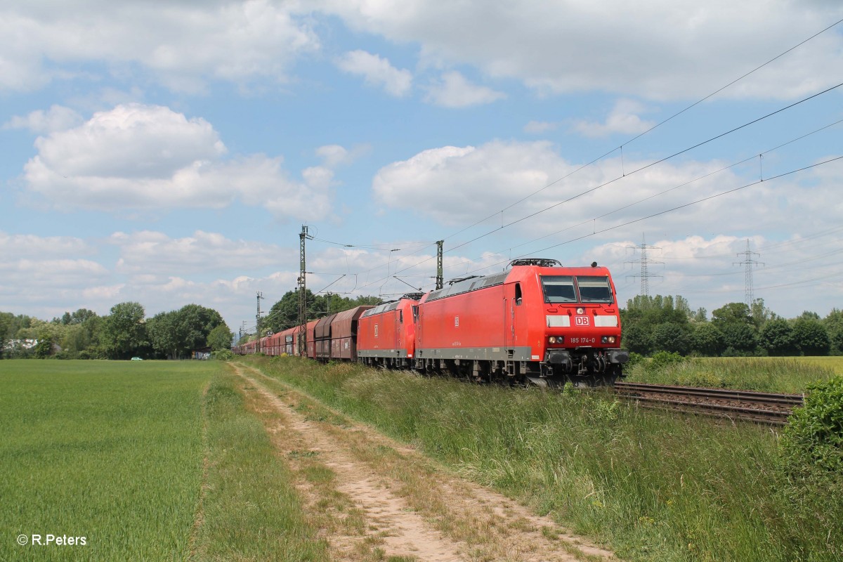 185 174-0 und 185 070-0 mit einem Kohlezug bei der Stromkreistrennstelle Bischofsheim. 20.05.15