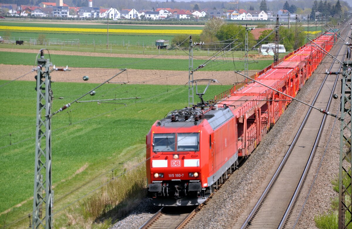 185 180-7 mit leerem Autotransportzug in Neu-l Pfuhl am 22.04.2022.