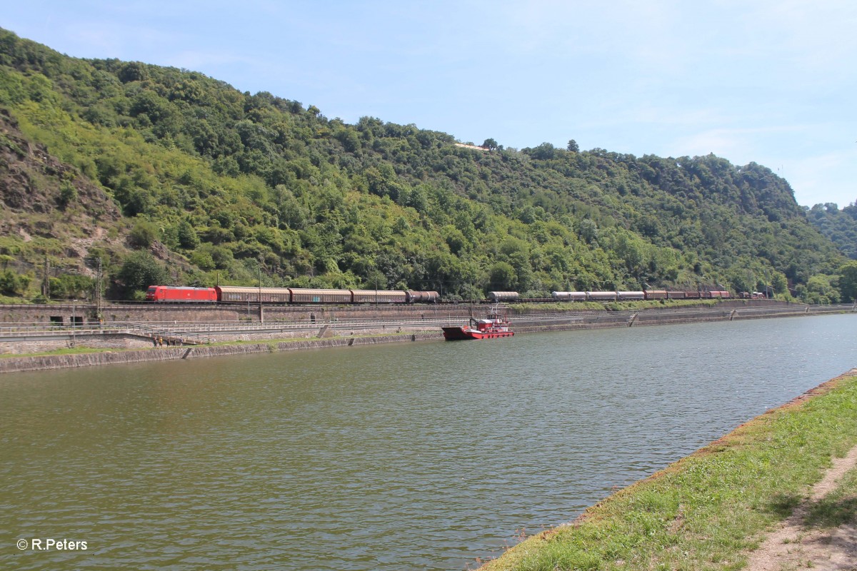 185 193 hat den Loreley Tunnel mit einem langen Gemischten Güterzug verlassen und fährt gleich in St. Goarshausen ein. 18.07.14