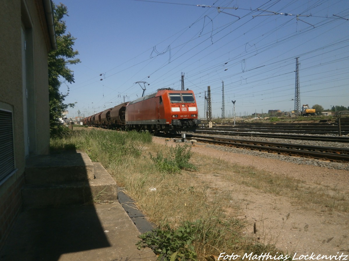 185 197-1 mit einem Schttgutzug kurz vor dem Hallenser Hbf am 5.6.15