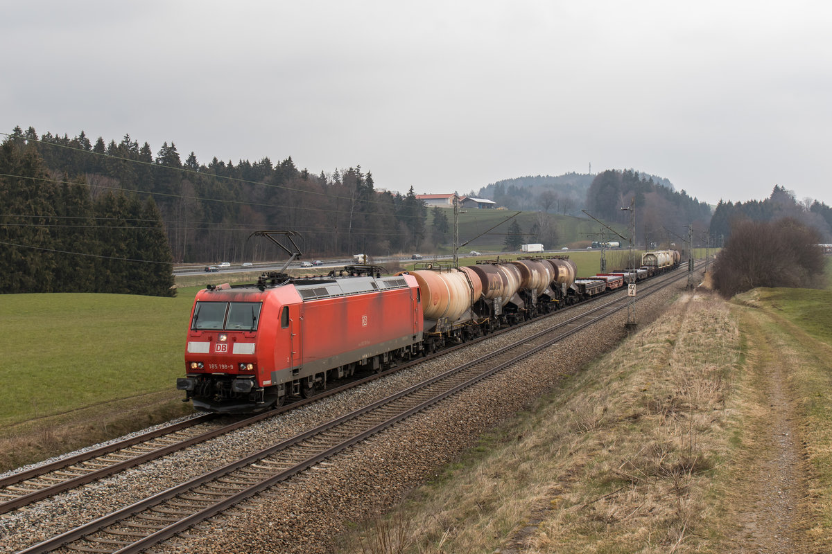 185 198-9 mit einem gemischten Gterzug am 25. Mrz 2016 bei Htt.