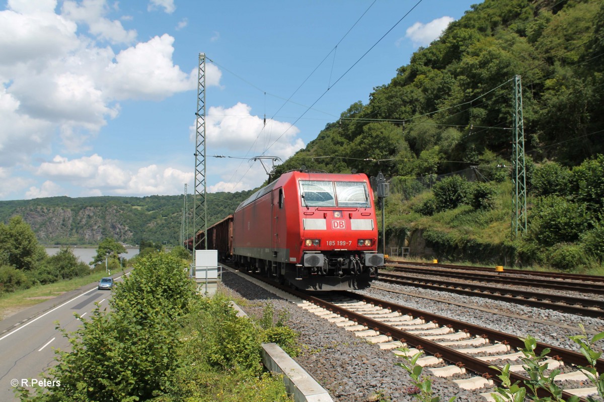 185 199-7 rollt langsam in die Überholung im Lorleley Betriebsbahnhof mit einem gemischten Güterzug. 16.07.14