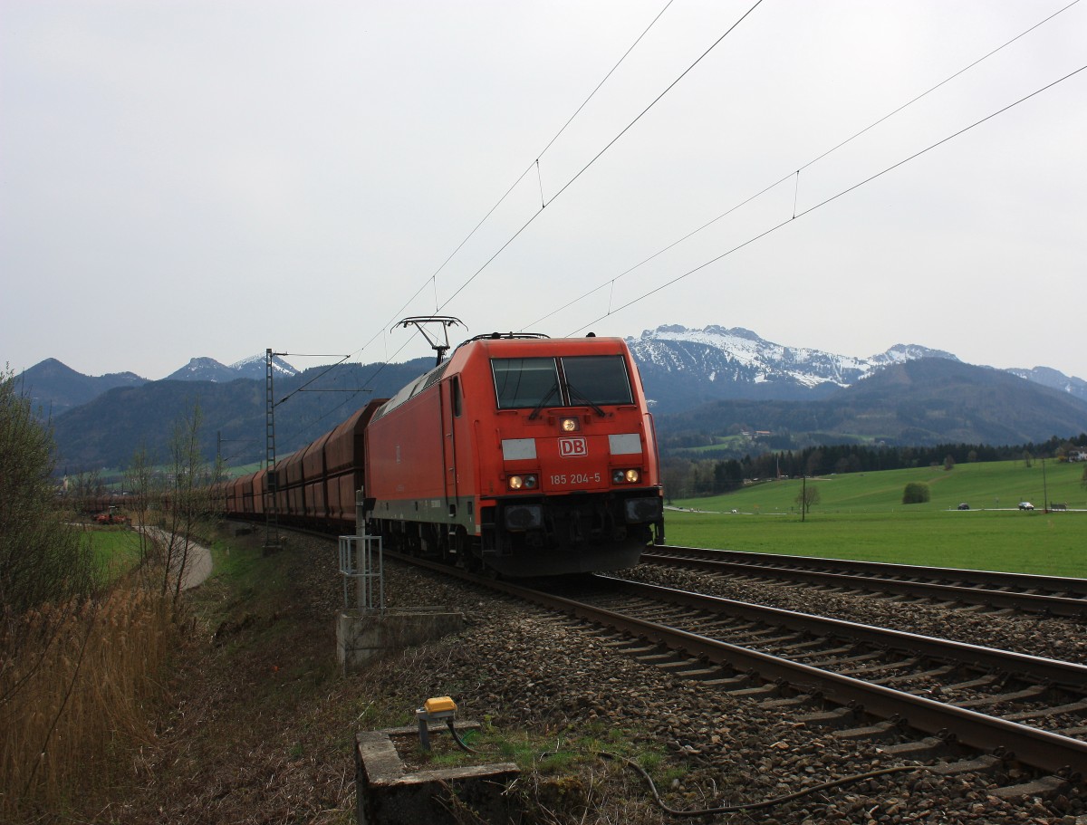 185 204-4 kam am 3. April 2014 mit einem Ganzzug aus Salzburg. Aufgenommen bei Weisham am Chiemsee.