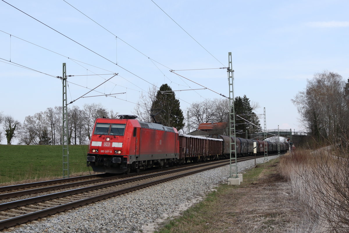 185 207 mit einem gemischten Gterzug am 20. Mrz 2020 bei bersee am Chiemsee.