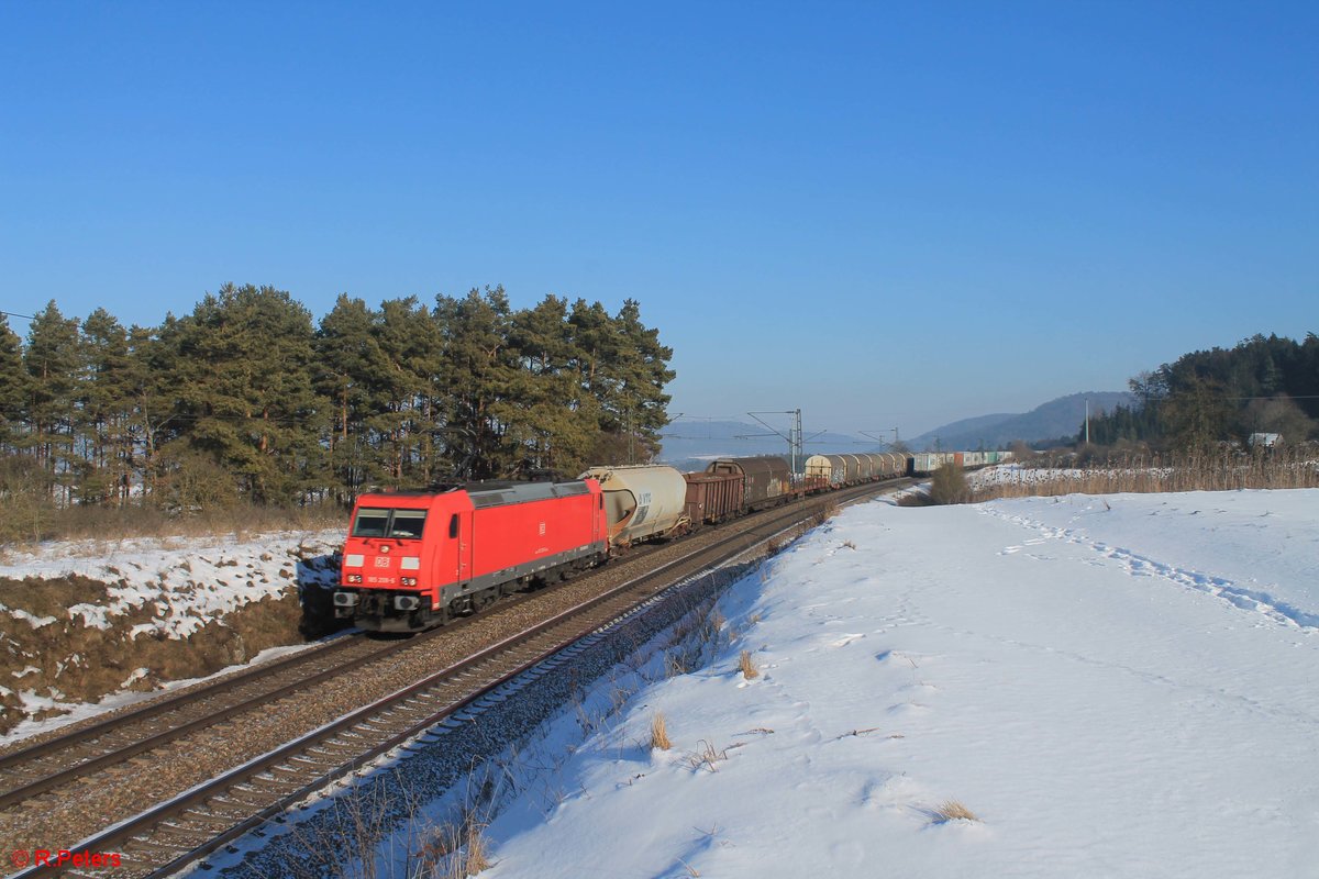 185 208-6 zieht bei Darshofen einen gemischten Güterzug. 21.01.17