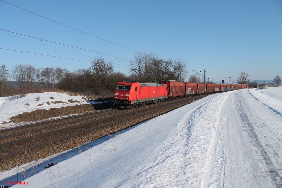 185 209-4 zieht ein gedeckten Güterzug bei Pölling. 26.01.17