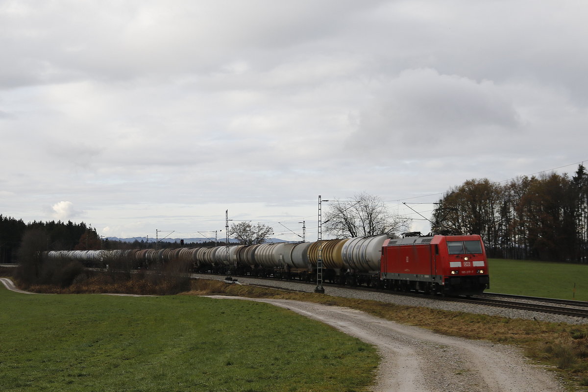 185 217 war am 1. Dezember 2018 bei bersee mit einem Kesselwagenzug in Richtung Salzburg unterwegs.