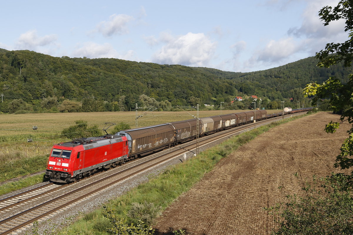 185 222-7 mit einem gemischten Gterzug am 19. August 2017 bei Harrbach.