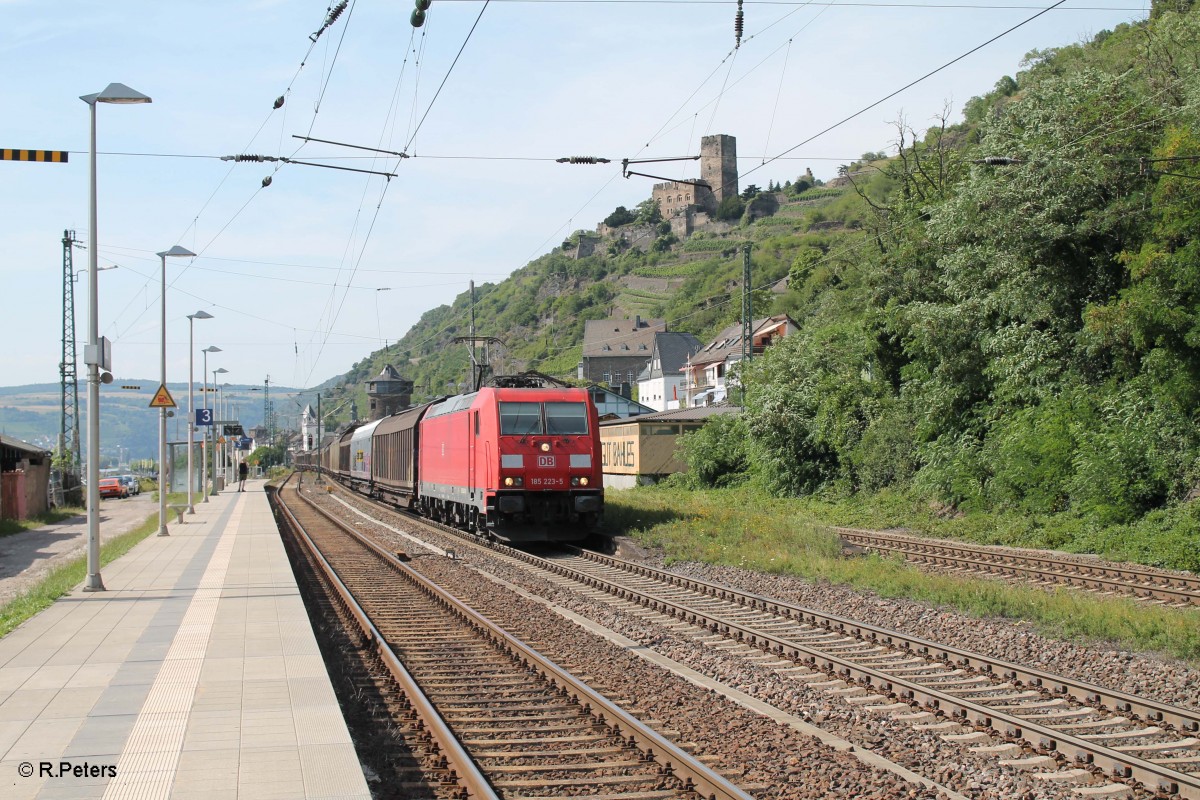 185 223 durchfährt Kaub mit einem gedeckten Güterzug 18.07.14