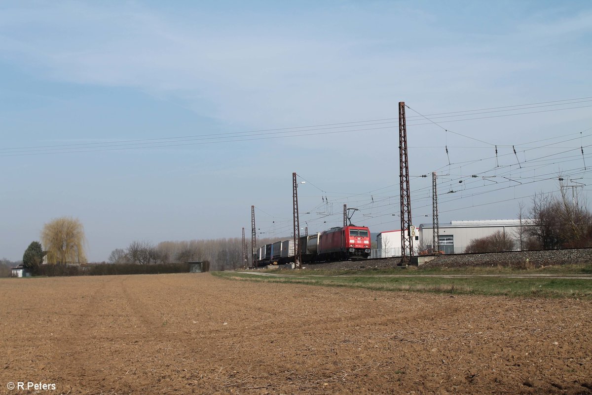 185 224-3 zieht ein Paneuropa/TerraTrans Wechselpritschenzug durch Retzbach-Zellingen. 16.03.17