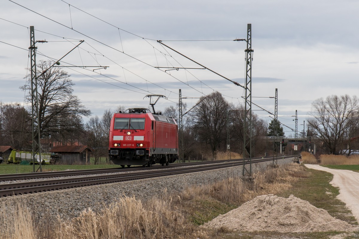 185 227-6 kam am 9. Februar 2016 alleine aus Freilassing zurck. aufgenommen bei bersee am Chiemsee.