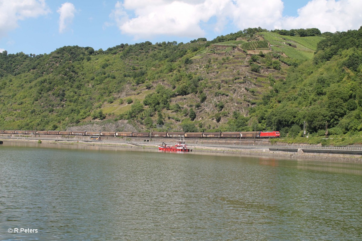 185 227-6 zieht ein langen Gedeckten Güterzug (vieleicht Opel Autoteile) bei St. Goarshausen kurz vorm Loreley Tunnel. 16.07.14