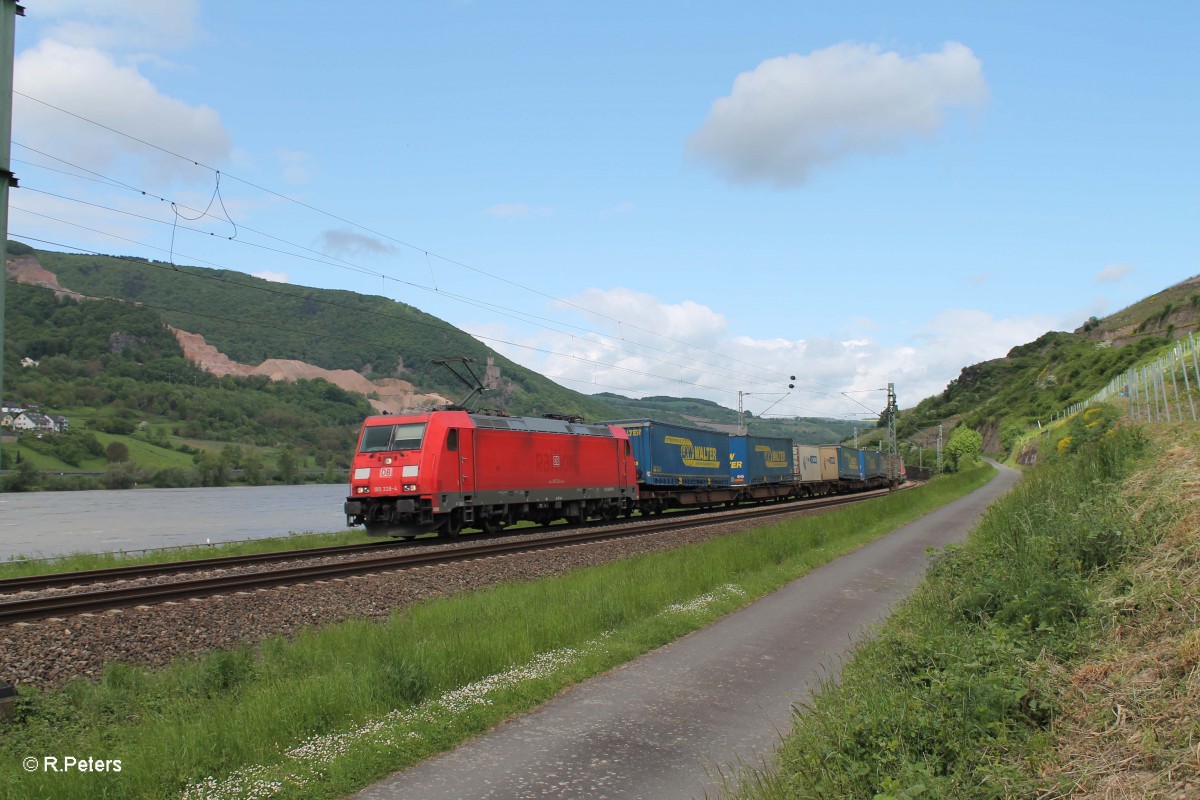 185 228-4 mit einem LKW-Walter bei der Blockstelle Bodenthal. 07.05.15