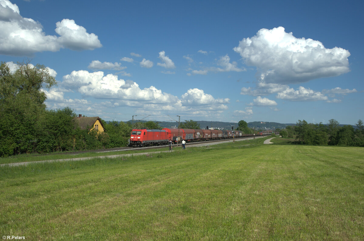 185 228-4 zieht ein gemischten Güterzug bei Pölling nach Nürnberg. 14.05.24