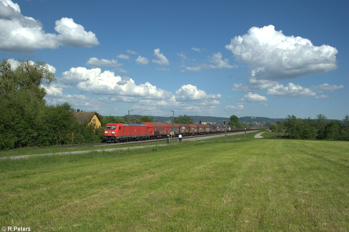 185 228-4 zieht ein gemischten Güterzug bei Pölling nach Nürnberg. 14.05.24