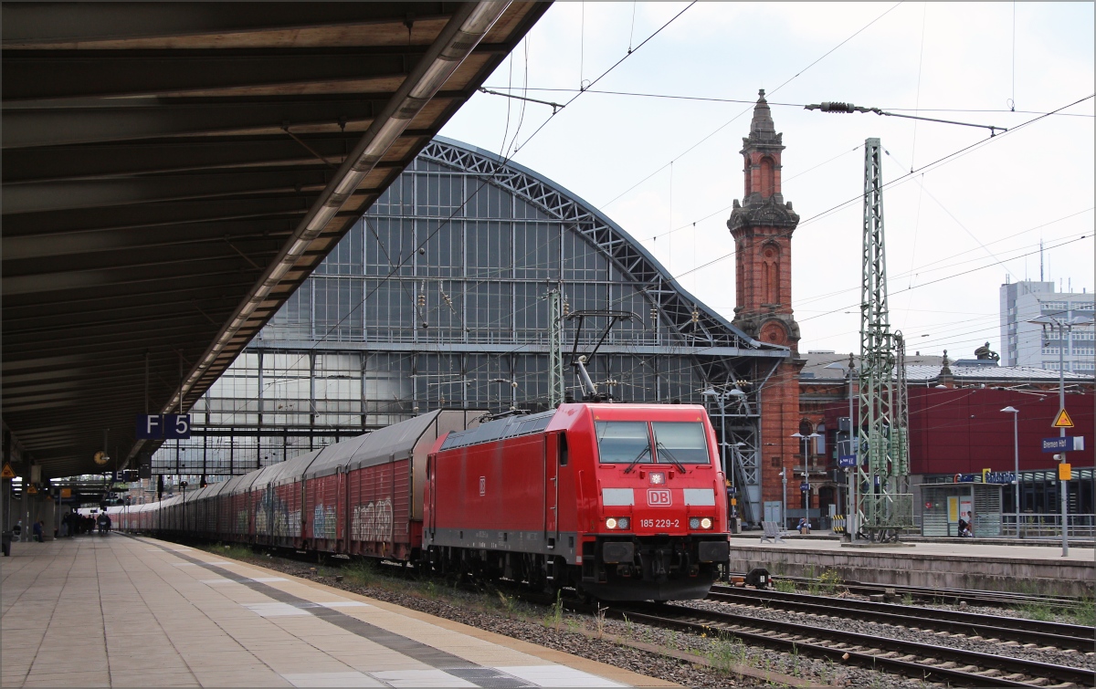 185 229 am 10.07.21 mit einem langen geschlossenen Autotransportzug aus Richtung Süden bei der Durchfahrt des Bremer Hbfs